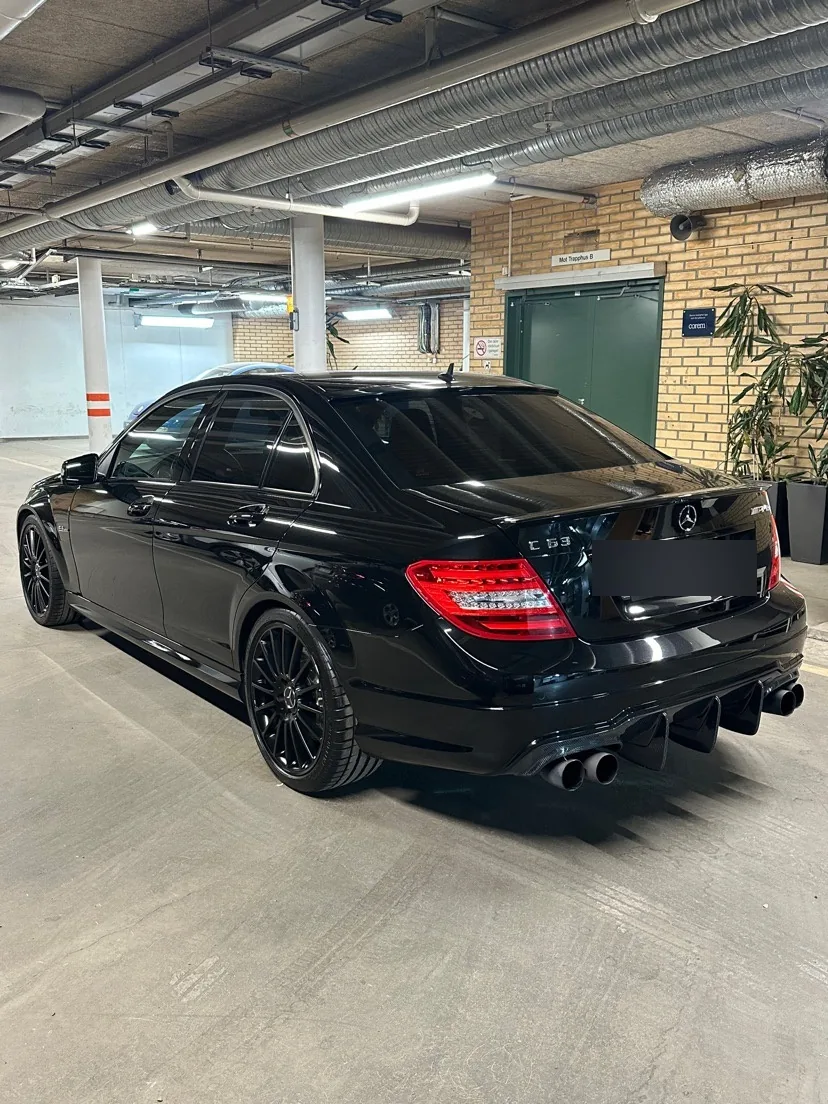 Svart Mercedes C63 AMG bakifrån efter polering och lackskydd