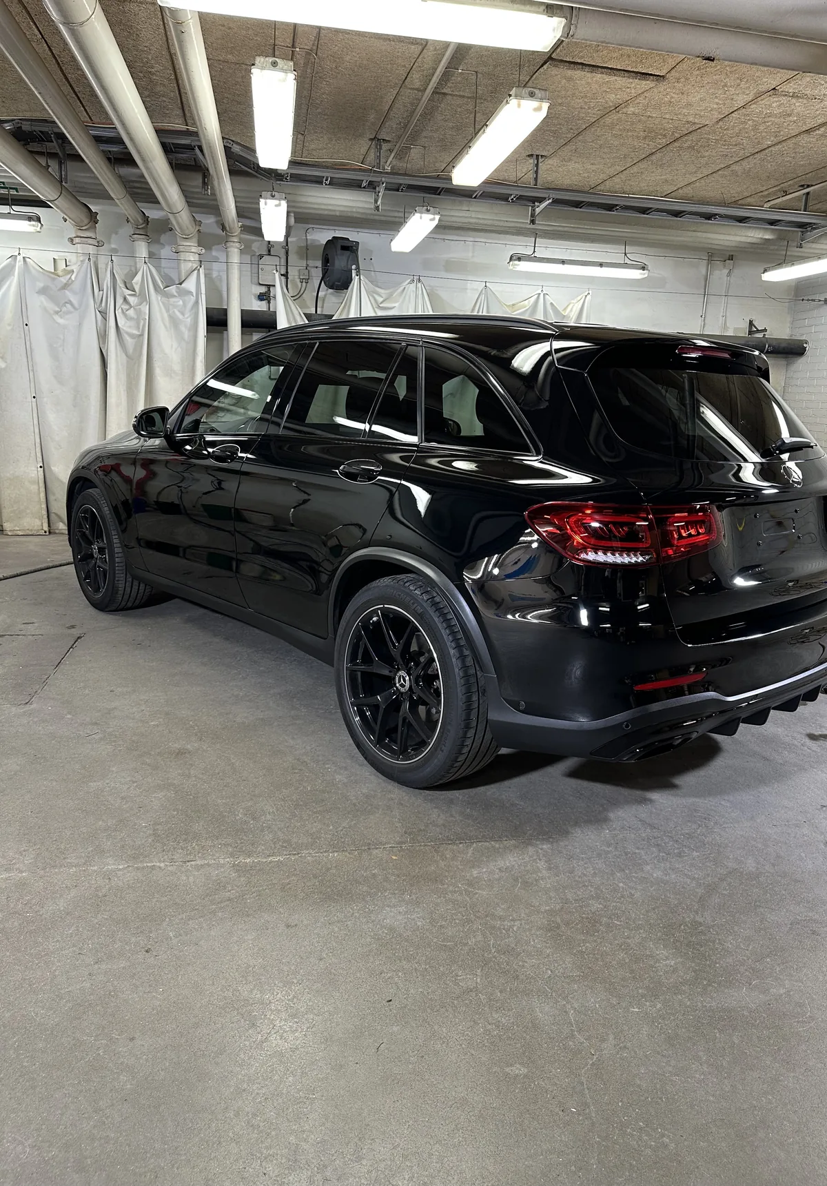 Nypolerad svart Mercedes GLC i hallen hos Norrsken Bilvård