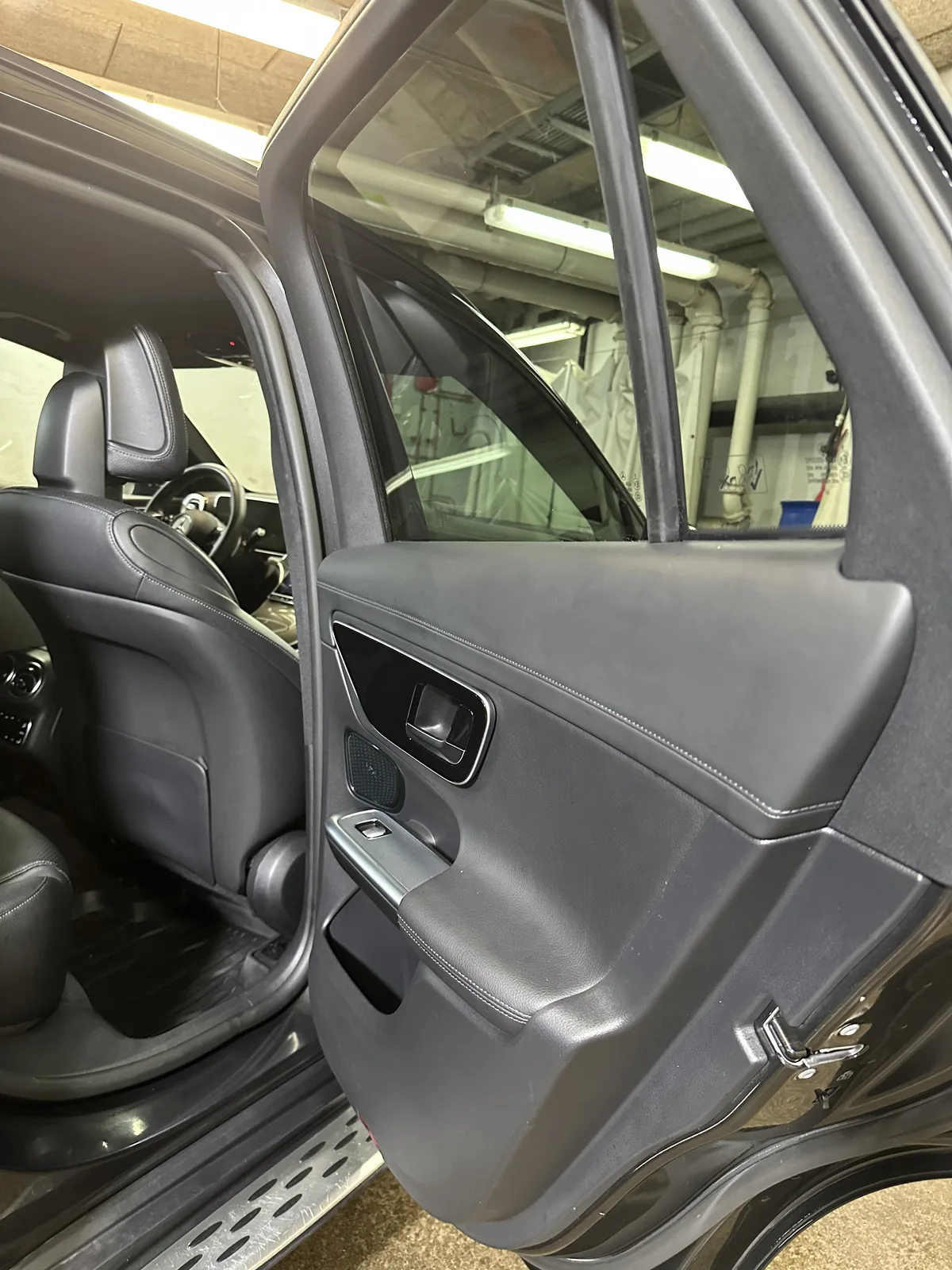Ren interiör i en Mercedes GLC efter invändig rengöring